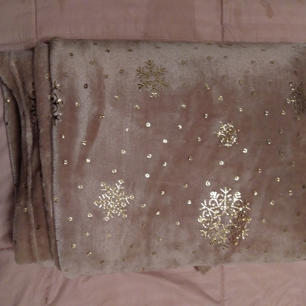 Essential Home throw - Picture 5 of 9